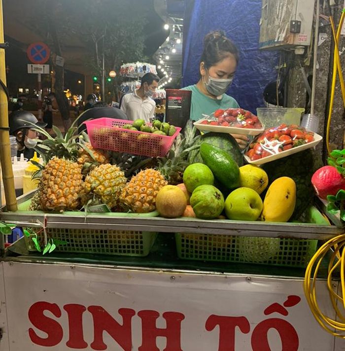 Quán trà chanh, sinh tố vỉa hè vắng khách cả ngày lẫn tối.