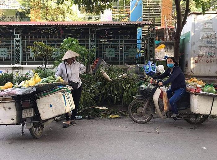 Nhiều người bán hàng rong lâm vào tình trạng ế khách.