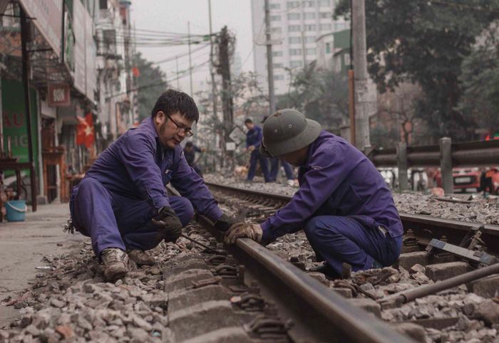 Công nhân bảo trì kết cấu hạ tầng đường sắt.