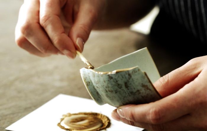  Các mảnh vỡ được gắn với nhau bằng nhựa cây urushi. Lớp sơn mài cuối cùng được phủ bột vàng và rồi đánh bóng. Việc lấy nhựa và xử lý urushi rất khó khăn vì loại nhựa cây này có độc. Tuy nhiên, khi đã khô và cứng lại, chất độc trong nhựa bị vô hiệu hóa, giúp việc dùng đồ đã sửa an toàn. Ảnh: Deeper Japan. 