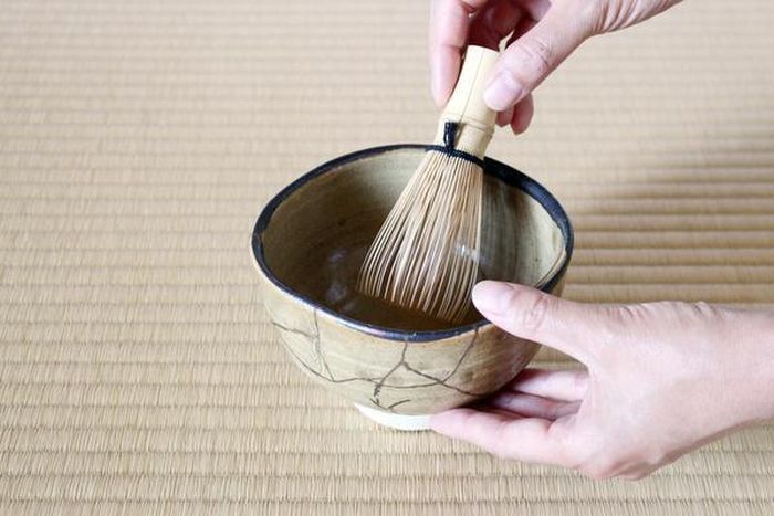  Việc thêm các bột kim loại khiến vết hàn trở nên nổi bật, thể hiện một phần lịch sử của món đồ, cũng như thể hiện tầm quan trọng của chúng với chủ nhân. Đơn cử, một bậc thầy trà đạo sẽ dùng một chiếc bát được sửa bằng Kintsugi để tỏ lòng kính trọng với khách mời. Ảnh: Deeper Japan. 