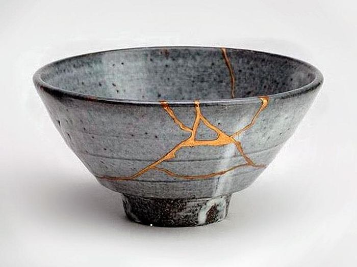  Thay vì che giấu vết nứt vỡ, Kintsugi biến chúng trở thành một phần của vật được phục hồi, thể hiện lịch sử của chúng. Phương thức này sử dụng gel sơn mài và bột kim loại (vàng, bạc, bạch kim hoặc đồng), tạo ra những món đồ được đánh giá là còn đẹp hơn bản gốc. Ảnh: Think Theology. 