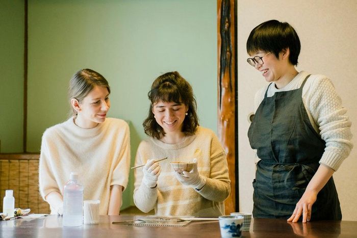  Ngày nay, nhờ các công nghệ mới, Kintsugi sử dụng những chất liệu mới, có độ gắn kết tốt hơn và bền hơn so với phương pháp cũ. Tuy nhiên, giá trị và ý nghĩa phía sau nghệ thuật này vẫn còn vẹn nguyên, đồng thời trở thành cảm hứng cho nhiều nghệ sĩ đương đại. Ảnh: Deeper Japan. 
