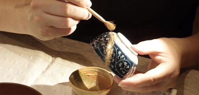  Thất vọng, mạc chúa đã yêu cầu một thợ thủ công tìm ra giải pháp mang tính thẩm mỹ hơn, và Kintsugi ra đời. Dù cách làm này tạo ra cảm giác như món đồ được hàn bằng vàng, ban đầu, đây là một dạng của nghệ thuật sơn mài. Ảnh: ArtVision360. 