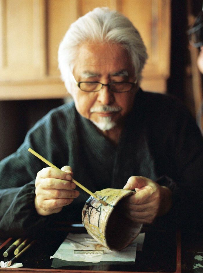  Kintsugi là một phần mở rộng của wabi-sabi, triết lý cho rằng vẻ đẹp nằm ở sự không hoàn hảo và giá trị nằm ở sự giản đơn. Việc phục hồi các mảnh vỡ thường tốn đến ba tháng, sau đó để khô khoảng vài tuần và rồi phủ vàng lên các rãnh trám. Ảnh: Leo de Melo. 
