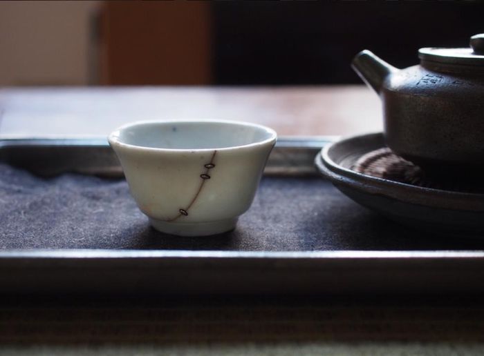  Kintsugi được cho là bắt đầu hình thành từ thế kỷ 15, khi một mạc chúa đánh vỡ bát trà yêu thích và yêu cầu sửa. Nhưng sau khi sửa với ghim sắt - cách sửa phổ biến thời đó (trong ảnh), vẻ đẹp của chiếc bát đã biến mất. Ảnh: Knjitea. 