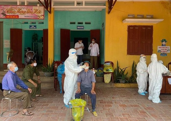 Lấy mẫu xét nghiệm sàng lọc Covid-19 cho người dân huyện Lạng Giang, tỉnh Bắc Giang. Ảnh: Văn Lập