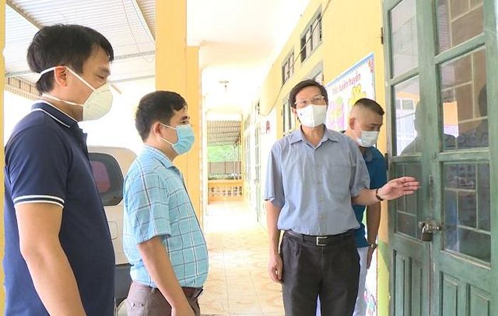 Phó Giám đốc Sở Y tế, Trưởng đoàn công tác TP Hà Nội Trần Văn Chung kiểm tra khu chuẩn bị cách ly tập trung tại tỉnh Bắc Giang. Ảnh: Văn Lập