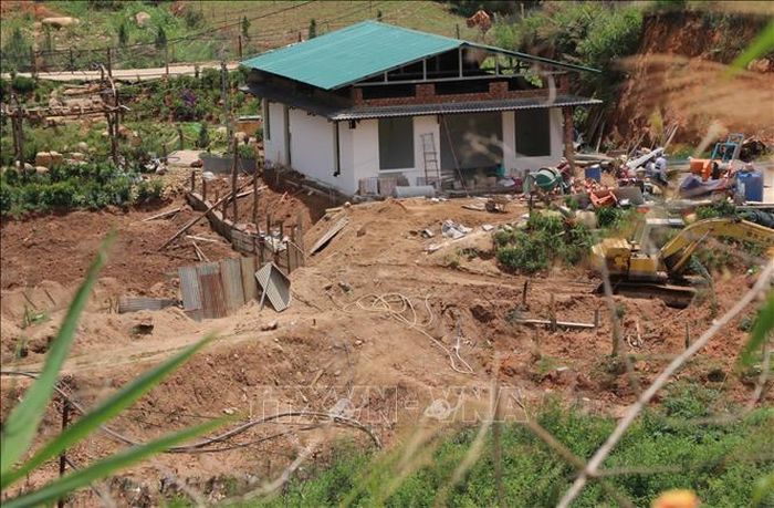 Bãi tập kết cát thuộc lô đất trên địa phận Phường 7 và là sở hữu của gia đình ông Hồ Phúc Hùng.