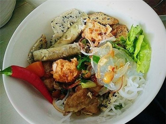 Biến tấu hải sản món bún nuốc có thêm cá thệ, gạch cua trứng