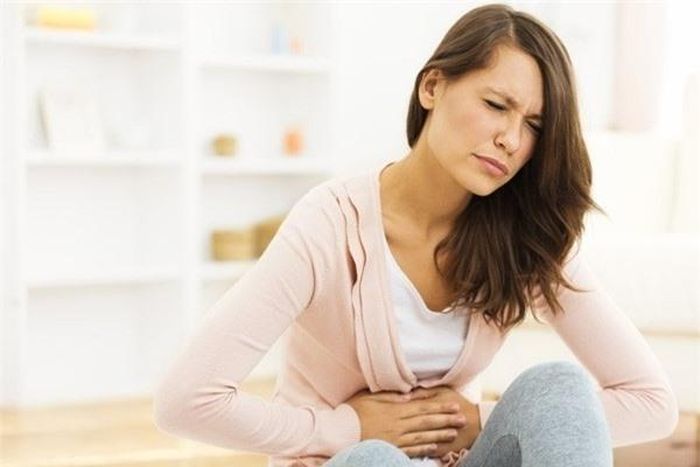 Những cơn đau cấp tính ở khu vực quanh thận là một trong những triệu chứng điển hình của sỏi thận.