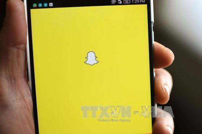 Biểu tượng Snapchat trên màn hình điện thoại di động. Ảnh: AFP/TTXVN