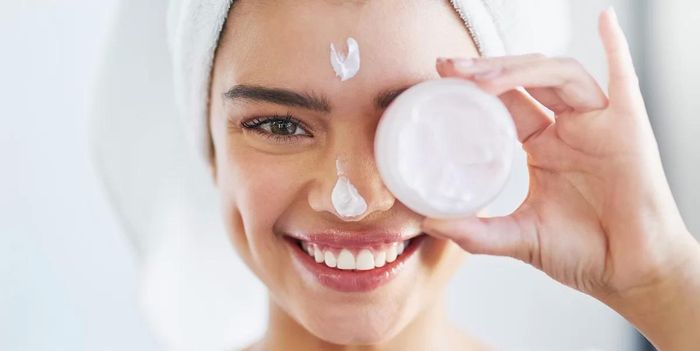 Mùa hè cần chú ý các loại mỹ phẩm trang điểm như kem dưỡng, phấn nền hoặc phấn trang điểm càng có ít dầu càng tốt - Ảnh Internet