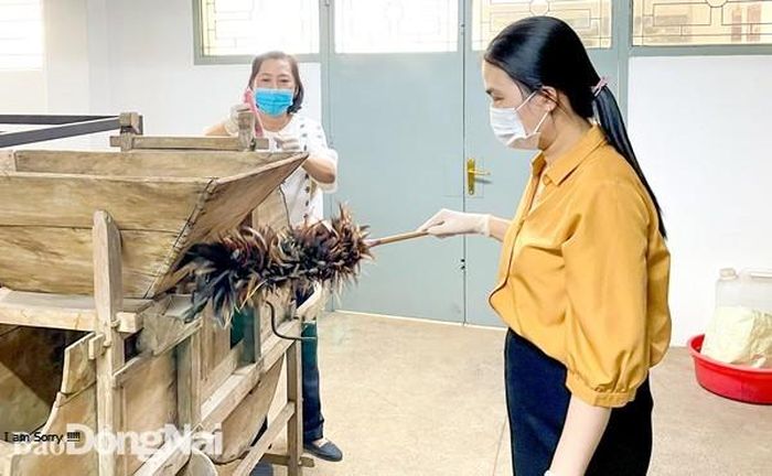 Định kỳ hằng tuần, nhân viên bộ phận kho thuộc Phòng Kiểm kê, bảo quản, trưng bày, tuyên truyền đều quét dọn, thông gió cho các hiện vật đang lưu trữ, bảo quản tại đây