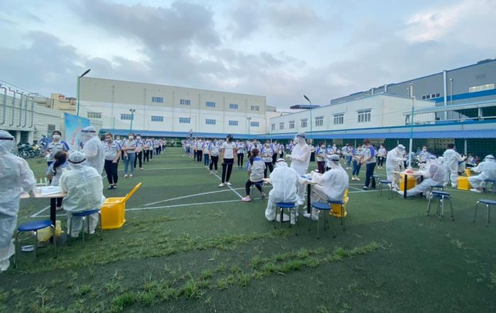  Lực lượng y tế ở Bắc Giang lấy hàng nghìn mẫu xét nghiệm cho công nhân ở Công ty TNHH Hosiden Việt Nam với tần suất 3 ngày/lần. Ảnh: X.N. 