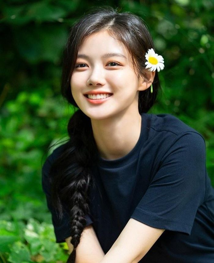  Kim Yoo Jung bước chân vào con đường nghệ thuật từ năm 4 tuổi. Cô là sao nhí được yêu mến bậc nhất xứ Hàn. Vai diễn đánh dấu sự thành công của Yoo Jung là Huh Yeon woo thuở bé trong Mặt trăng ôm mặt trời. 