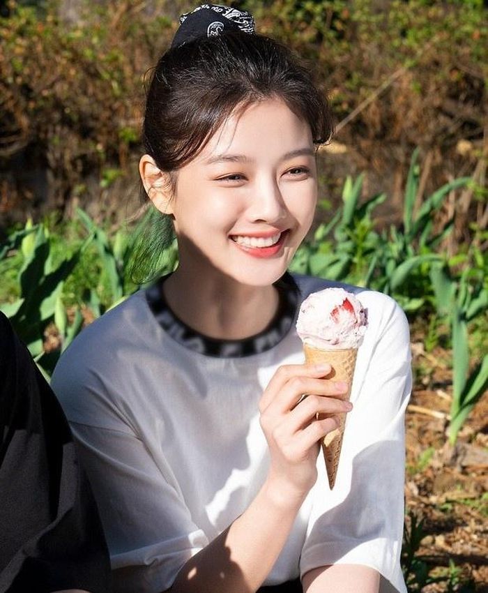 Năm 2016, Kim Yoo Jung thoát khỏi hình ảnh sao nhí với vai nữ chính trong Mây họa ánh trăng. Màn thể hiện của cô và Park Bo Gum được khán giả và giới phê bình đánh giá cao. Bộ phim đạt rating cao nhất là 23,3% theo thống kê của TNmS. Đây cũng là một trong những dự án truyền hình thành công nhất Hàn Quốc năm 2016 và giúp Kim Yoo Jung chiến thắng hạng mục Nữ diễn viên được yêu thích nhất ở Giải thưởng nghệ thuật Baeksang lần thứ 53.