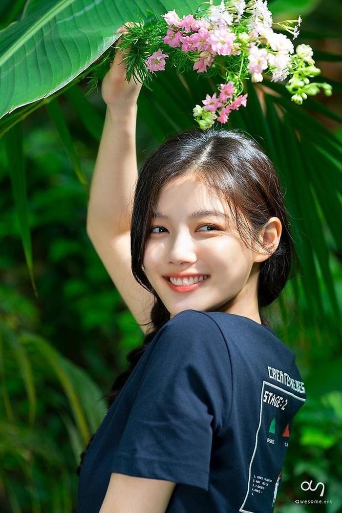 Chia sẻ về bí quyết làm đẹp, Kim Yoo Jung cho biết: "Tôi đang cố gắng sống một cách thoải mái đúng với độ tuổi của mình. Tôi thấy bất kỳ thói quen làm đẹp nào cũng gây phiền toái. Đó là lý do tôi lười trang điểm. Ngay cả khi có vết sẹo trên mặt, tôi cũng để mặc cho đến khi chúng biến mất”.