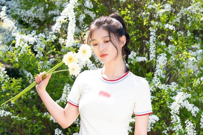  Nữ diễn viên chọn kiểu tóc cột đuôi ngựa, lớp trang điểm nhẹ nhàng nhưng tôn đường nét khuôn mặt thanh tú. Năm 2020, cô giành giải thưởng Nữ diễn viên xuất sắc cho hạng mục Romance Drama Mini Series. 