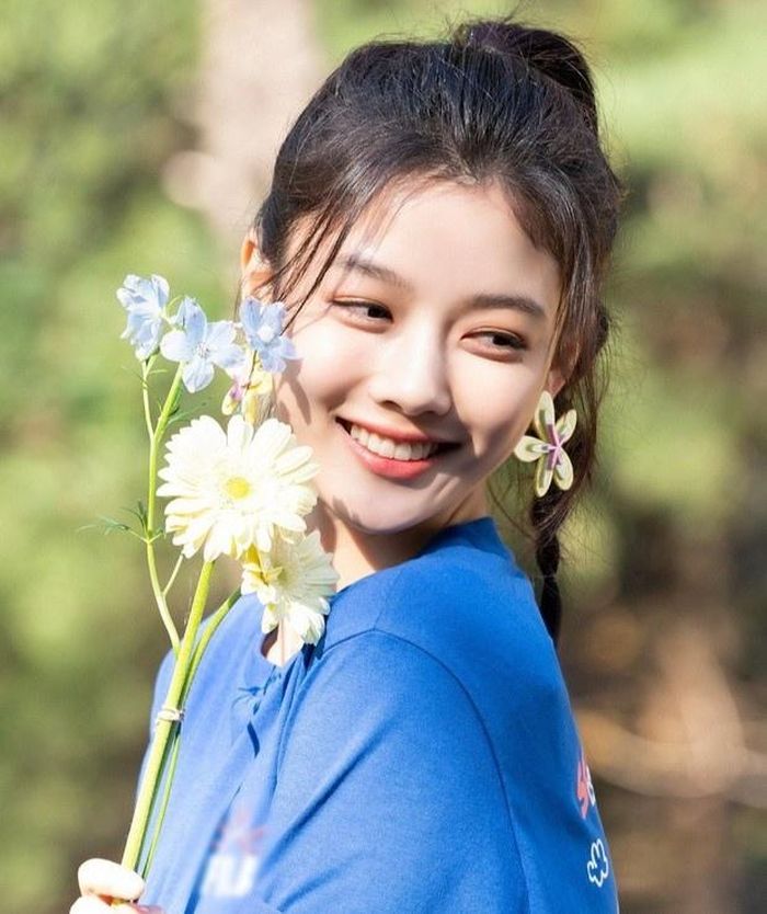  Khi chia tay công ty quản lý cũ SidusHQ để tới bến đỗ mới là Awesome Entertainment trong năm 2021, người hâm mộ kỳ vọng cô tìm được những kịch bản phù hợp. Awesome Entertainment hiện quản lý 17 diễn viên nổi tiếng, có thể kể đến như Park Seo Joon, Lee Hyun Woo, Hong Soo Hyun, Yura.... 