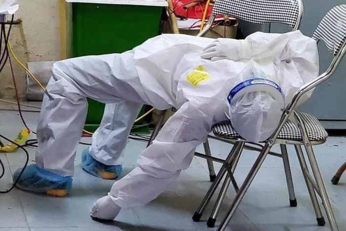  Chưa bao giờ, họ phải trải qua quá nhiều áp lực căng thẳng, chống chọi với dịch bệnh đến thế. Đây là hình ảnh giấc ngủ vội của nhân viên y tế sau khi thực hiện xét nghiệm sàng lọc SARS-CoV-2 cho người dân tại Bắc Ninh.