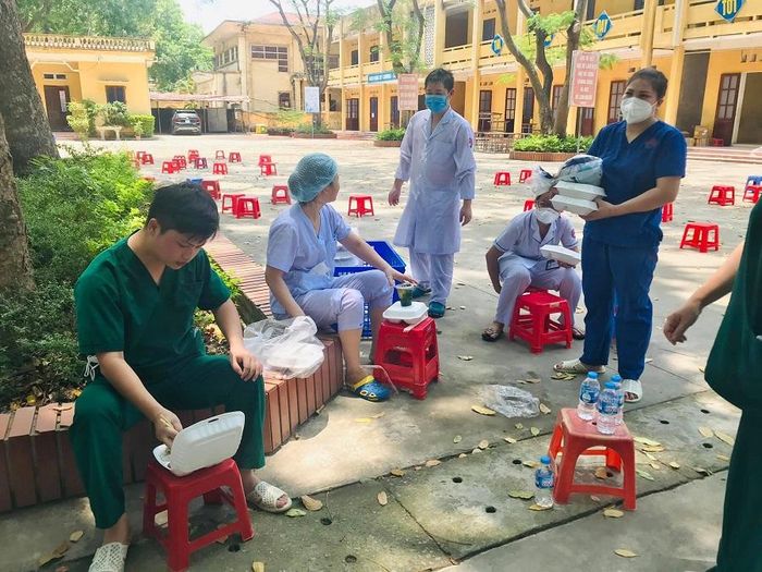  Bữa ăn vội vàng của người chiến sĩ chống dịch, ngay tại điểm xét nghiệm SAR-CoV-2 sau khi hoàn thành công việc