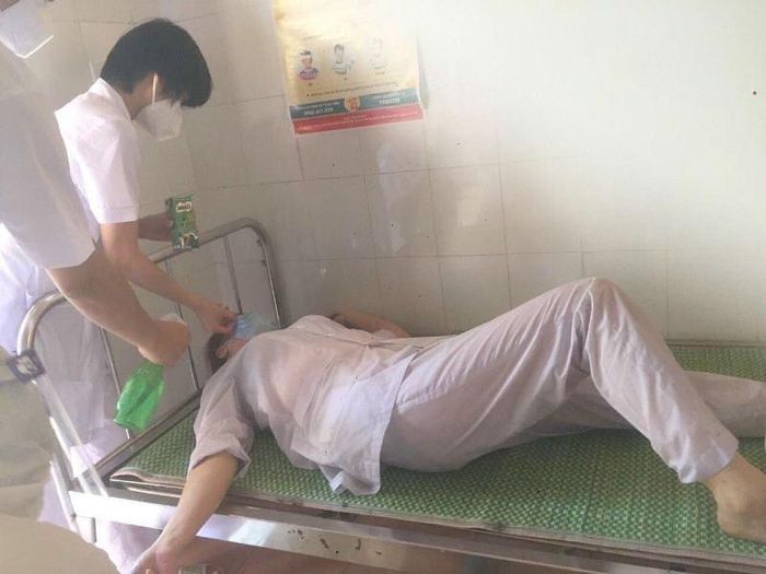 Nhiều người kiệt sức sau những ngày dài chiến đấu với dịch bệnh, được chăm sóc y tế