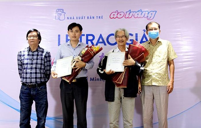 Nhà văn Đoàn Thạch Biền (ngoài cùng bên trái) và nhà báo Dương Thành Truyền (ngoài cùng bên phải) trao giải Nhì cho tác giả Trần Ngọc Mai (thứ hai, từ trái qua) và giải Ba cho tác giả Lưu Lãng Khách
