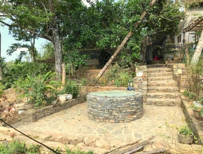 Giếng cổ tại làng Lộc Yên được xây dựng bằng đá có tuổi đời gần 200 năm.