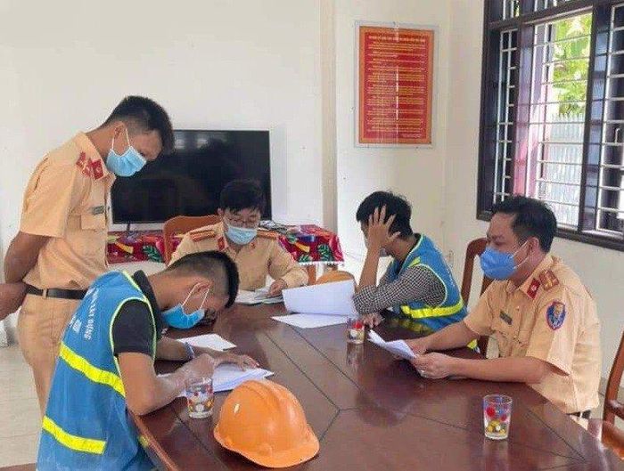 Cảnh sát lập biên bản xử lý hành vi vi phạm của Lộc, đồng thời răn đe một số thanh niên có liên quan.