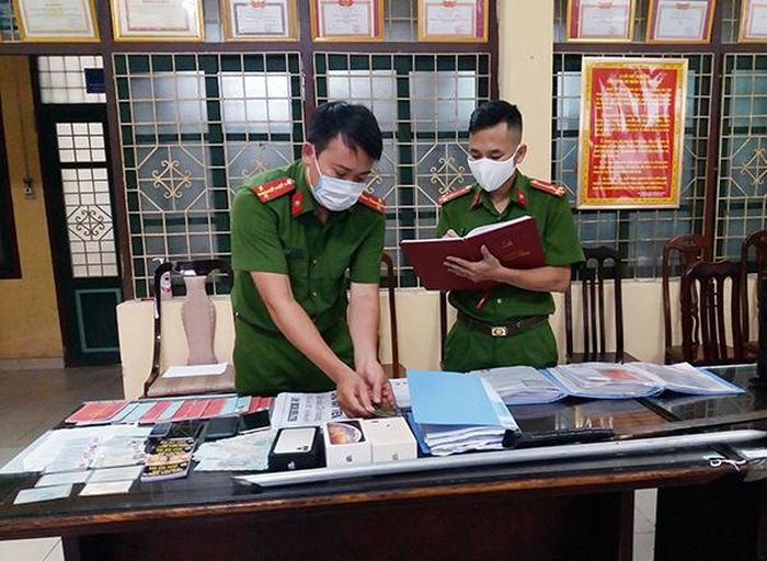 Lực lượng Công an thu giữ tang vật.