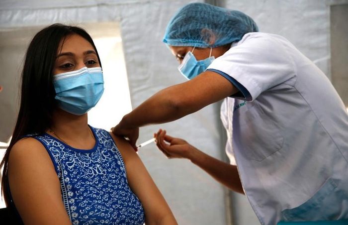 Một cô gái được tiêm vaccine Covid-19 tại thủ đô Kathmandu, Nepal vào ngày 7/4. Ảnh: Tân Hoa xã.