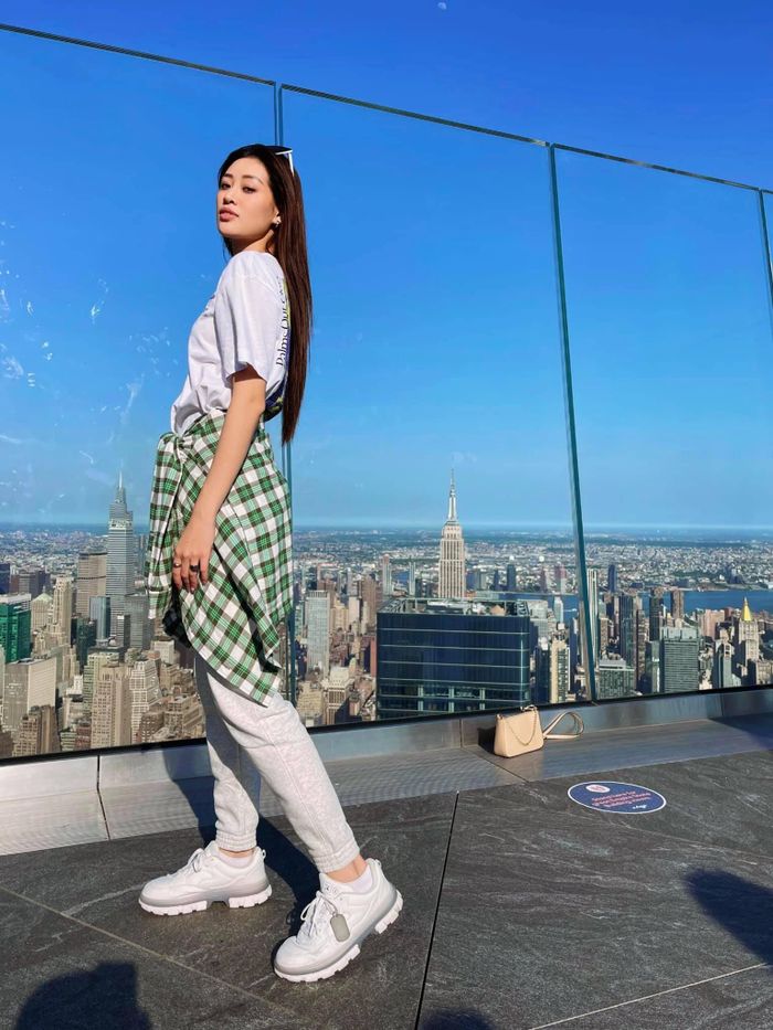  Sau khi gây ấn tượng tại cuộc thi Miss Universe với phong cách thời trang gợi cảm, biến hóa đa dạng, Khánh Vân lựa chọn street style thiên về sự năng động, cá tính. Cô kết hợp áo thun, sơ mi họa tiết kẻ ô, giày thể thao. 
