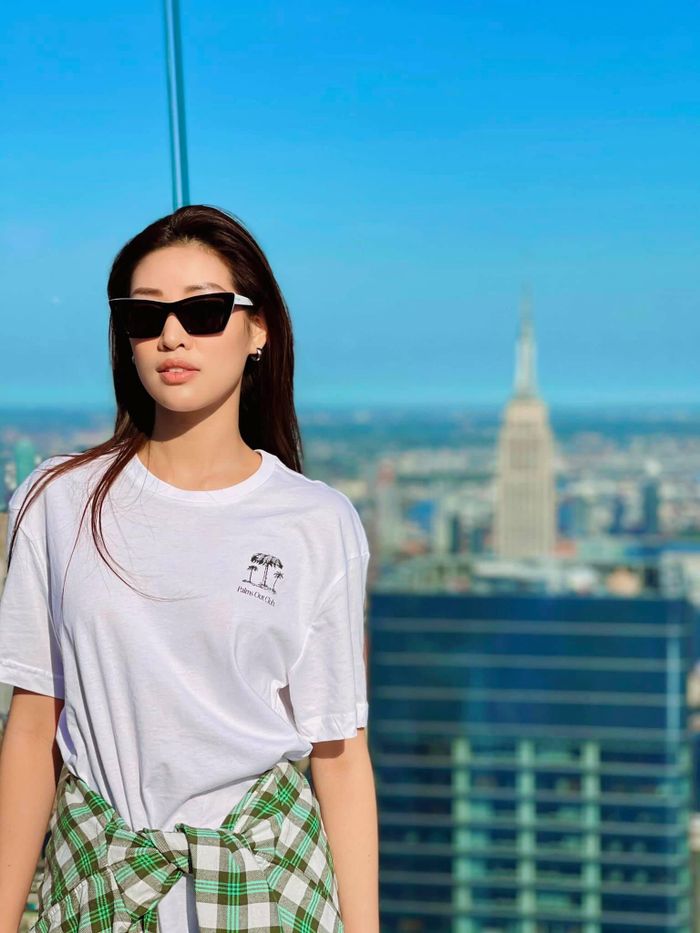 Chia sẻ với Zing, Khánh Vân cho biết cô đang có mặt tại New York, Mỹ. Người đẹp chưa có kế hoạch cụ thể ngày trở về Việt Nam. Do tình hình dịch bệnh diễn biến phức tạp, số lượng các chuyến bay quốc tế bị hạn chế. Tại Mỹ, Khánh Vân sẽ hoàn thành một cố công việc, bao gồm lịch chụp hình. 