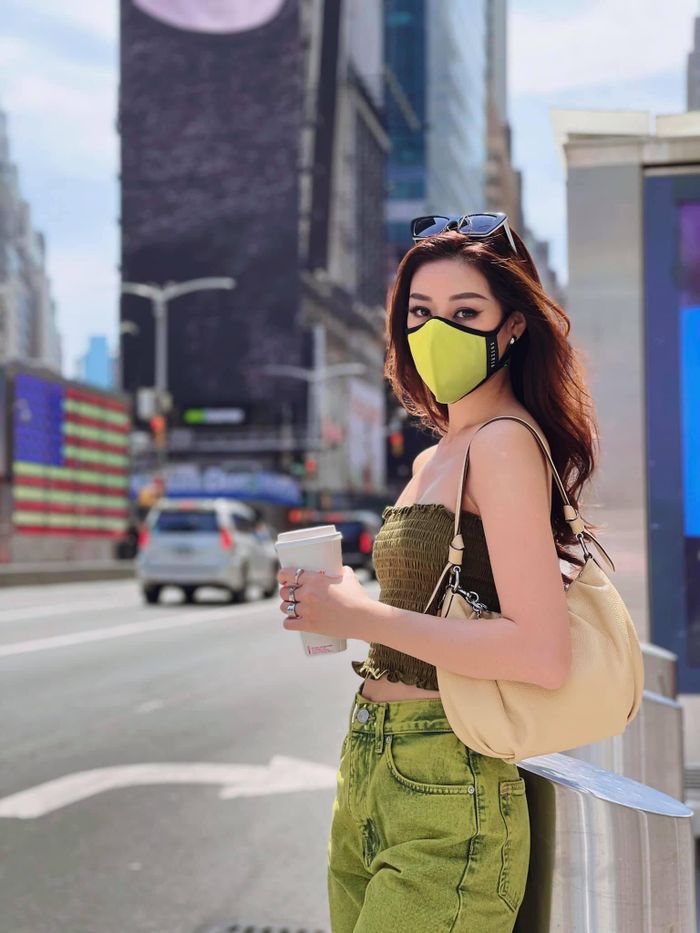  Ở một set đồ xuống phố khác, cô mix quần jeans và crop-top. Khánh Vân khéo léo chọn khẩu trang màu sắc đồng điệu với trang phục. Hoa hậu Hoàn vũ Việt Nam 2019 chia sẻ sau những ngày tập trung cao độ cho cuộc thi Miss Universe, cô vẫn giữ được sức khỏe và tinh thần tốt. 