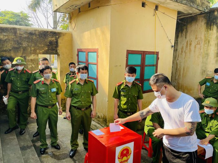 Những "cử tri đặc biệt" bỏ phiếu. Ảnh: Thái Thanh. 