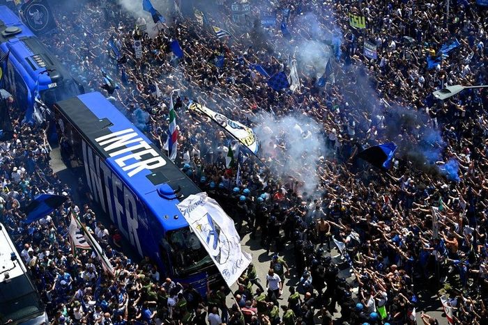 Theo AFP, hơn 4.000 CĐV Inter có mặt bên ngoài SVĐ Giuseppe Meazza để chào đón nhà tân vô địch Serie A tới thi đấu trận cuối cùng của mùa giải gặp Udinese.