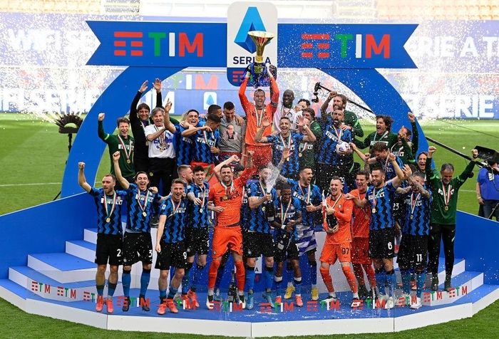 Vô địch sớm 4 vòng nhưng phải tới tận vòng cuối, Inter mới nhận được cúp vô địch từ BTC Serie A. Sau 11 năm, Nerazzurri mới lại có vinh dự này. Lần cuối, Inter nâng cúp vô địch Serie A là mùa giải 2009/10, dưới sự dẫn dắt của HLV Jose Mourinho cùng dàn hảo thủ Diego Milito, Samuel Eto'o, Wesley Sneijder, Javier Zanetti.