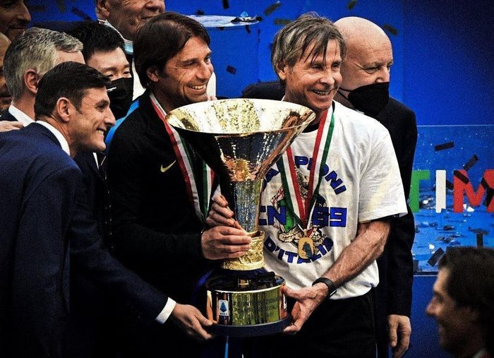 Đây là chức vô địch Serie A thứ 4 của Antonio Conte trên cương vị HLV. Nhà cầm quân người Italy trước đó lên ngôi vương cùng Juventus từ mùa 2011/12 đến 2013/14. Gabriele Oriali (áo trắng) là gạch nối của Inter trong hai Scudetto gần nhất. Năm 2010, Oriali là giám đốc kỹ thuật của Inter. Lúc này, huyền thoại của Inter trong thập niên 80 là trợ lý cho Conte.