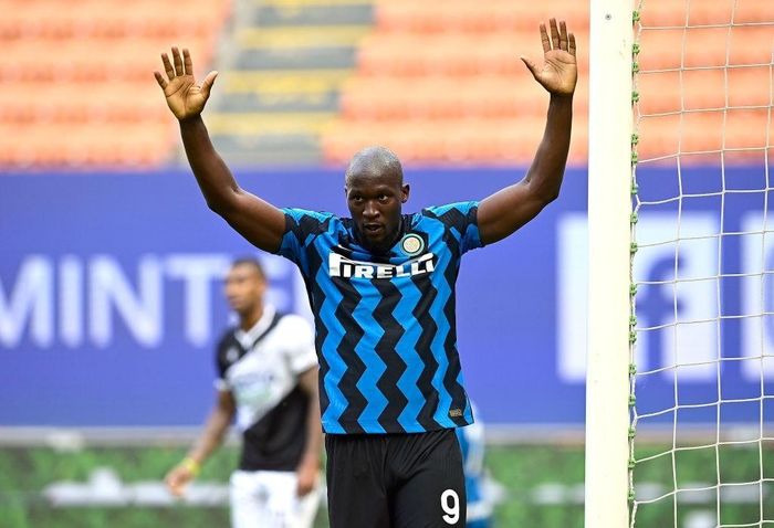 Dù không chủ động, Romelu Lukaku vẫn có bàn thắng. Bóng từ cú dứt điểm của Alexis Sanchez đi dội cột trước khi bật ra đập người Lukaku bay vào lưới trong tiếng cười cửa các cầu thủ Inter bên ngoài sân. Đây là bàn thứ 24 của chân sút người Bỉ cho Inter tại Serie A 2020/21. Trong những phút còn lại, Udinese gỡ 1 bàn trên chấm phạt đền. Thắng trận 5-1, Inter khép lại mùa giải thành công tại Serie A với kết quả mỹ mãn.