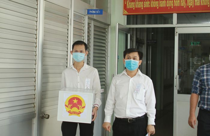 Tổ bầu cử mang thùng phiếu đến từng phòng bệnh