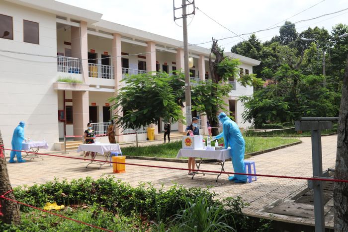 Giữ khoảng cách 2m và hạn chế tiếp xúc trong quá trình bỏ phiếu