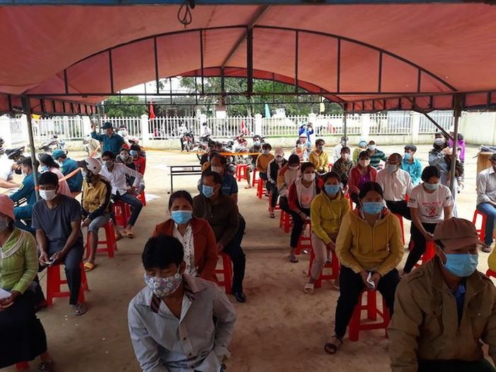  Cử tri huyện Đức Trọng chấp hành nghiêm quy định phòng chống dịch khi bầu cử.