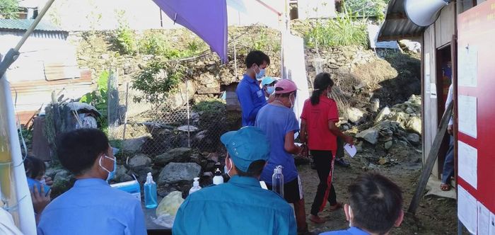 ĐVTN xã Trà Linh có mặt hỗ trợ người dân tại điểm bỏ phiếu.