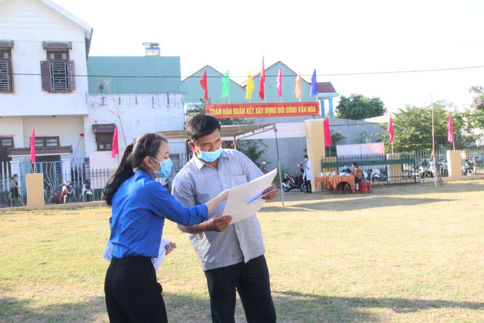 Bạn trẻ hướng dẫn người dân tham gia bỏ phiếu tại điểm bỏ phiếu khối phố Mỹ Thạch Bắc, P. Tân Thạnh, TP. Tam Kỳ.