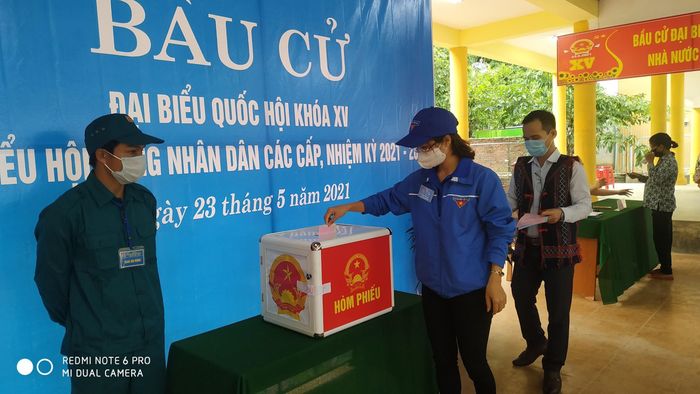 Thực hiện quyền công dân tham gia bỏ phiếu bầu cử Quốc hội và HĐND các cấp.