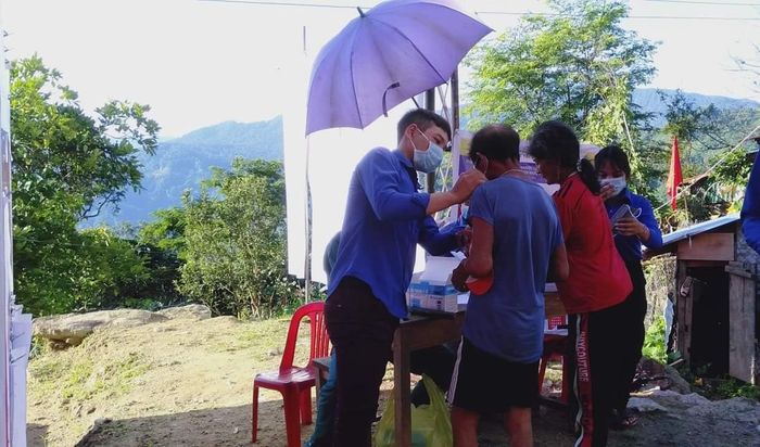 Hướng dẫn sát khuẩn, đeo khẩu trang cho bà con.