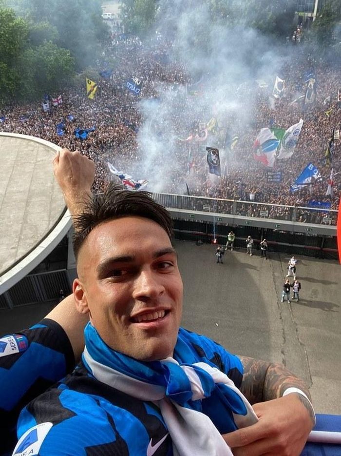 Tiền đạo người Argentina chụp ảnh selfie khi cùng đội nhà dự lễ mừng công trước sự chứng kiến của hàng vạn fan hâm mộ