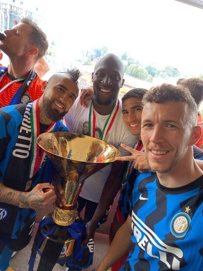 Các ngôi sao Inter say sưa với chiếc cúp vô địch