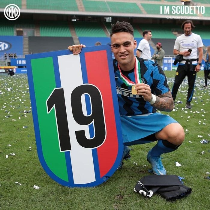 Lautaro Martinez ăn mừng danh hiệu Scudetto cùng Inter